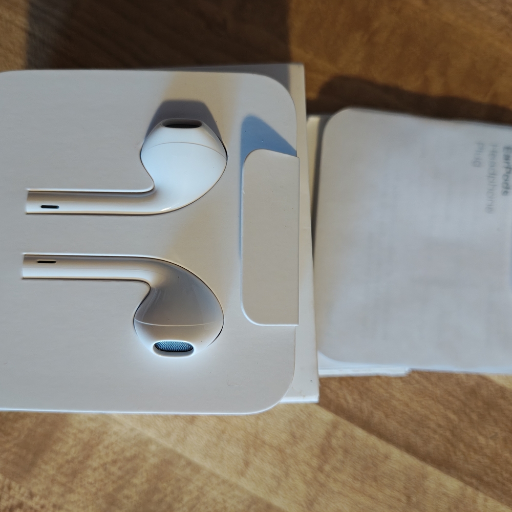 Apple White Wireless Earbuds